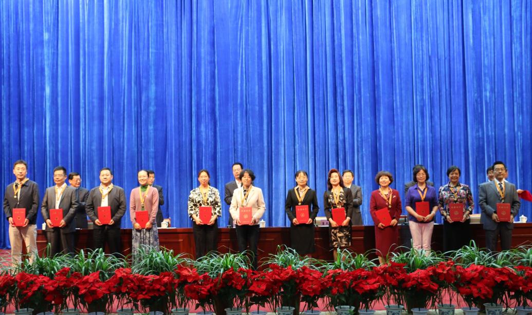 公司教师获得学校表彰 